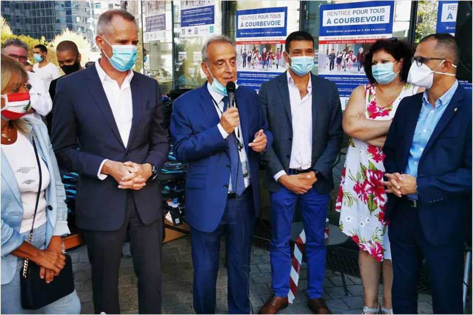 Arash Derambarsh, Pierre Menes et Dentsu Aegis distribuent 2000 cartables aux enfants de Courbevoie